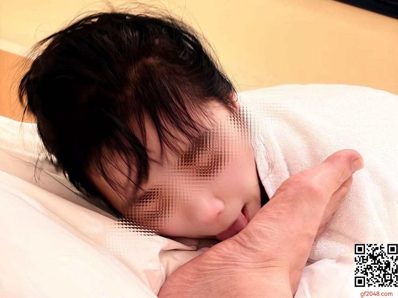 ［原创］调教淫荡破鞋，小嘴舔脚接尿，骚逼爆操喷枣，爆乳骚臀翘起来［50P +1V］