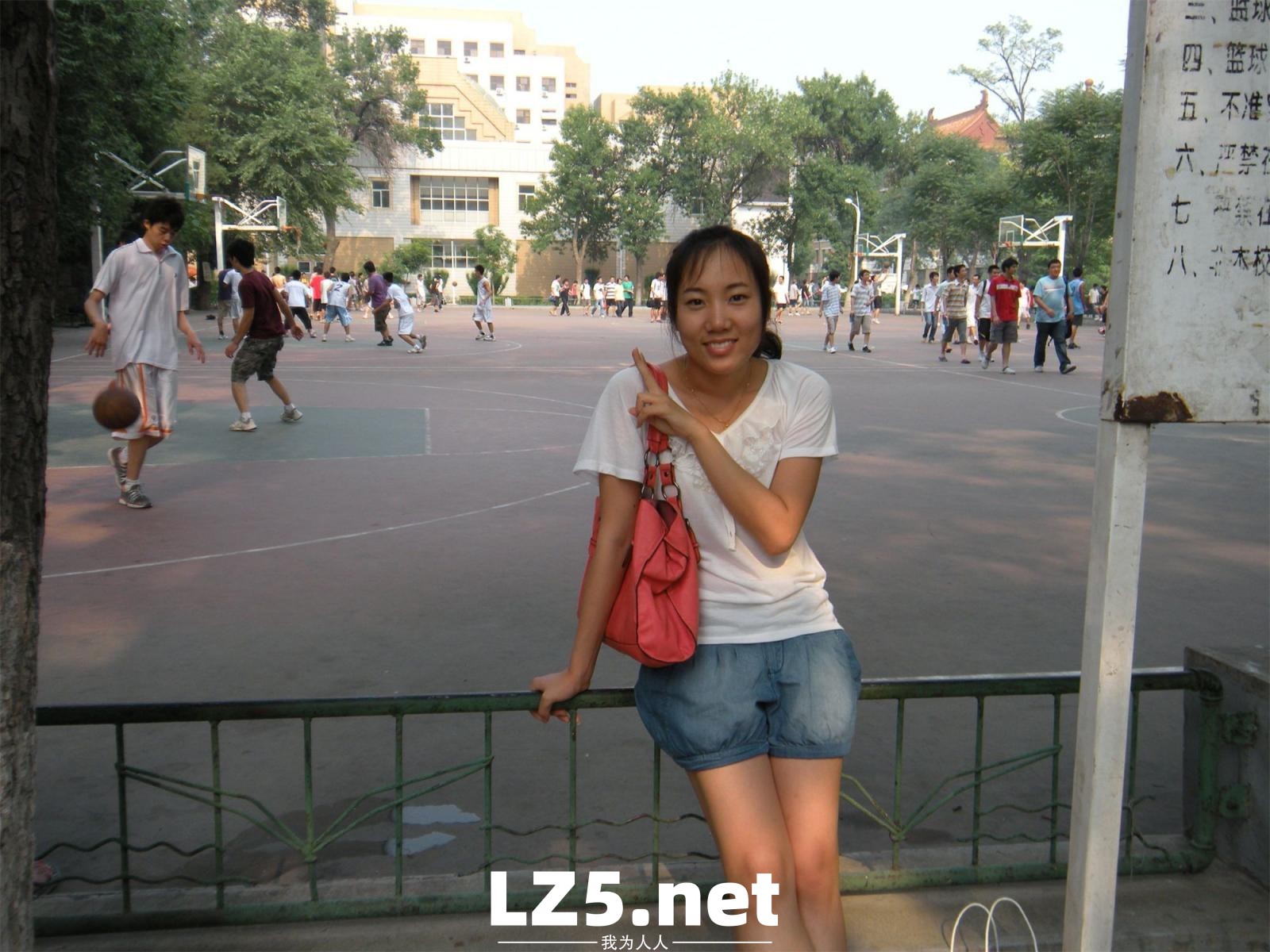 一个30岁的大屁股少妇，在自己就可以拿玩具玩穴了，非常值得偷情的极品反差婊[233P]