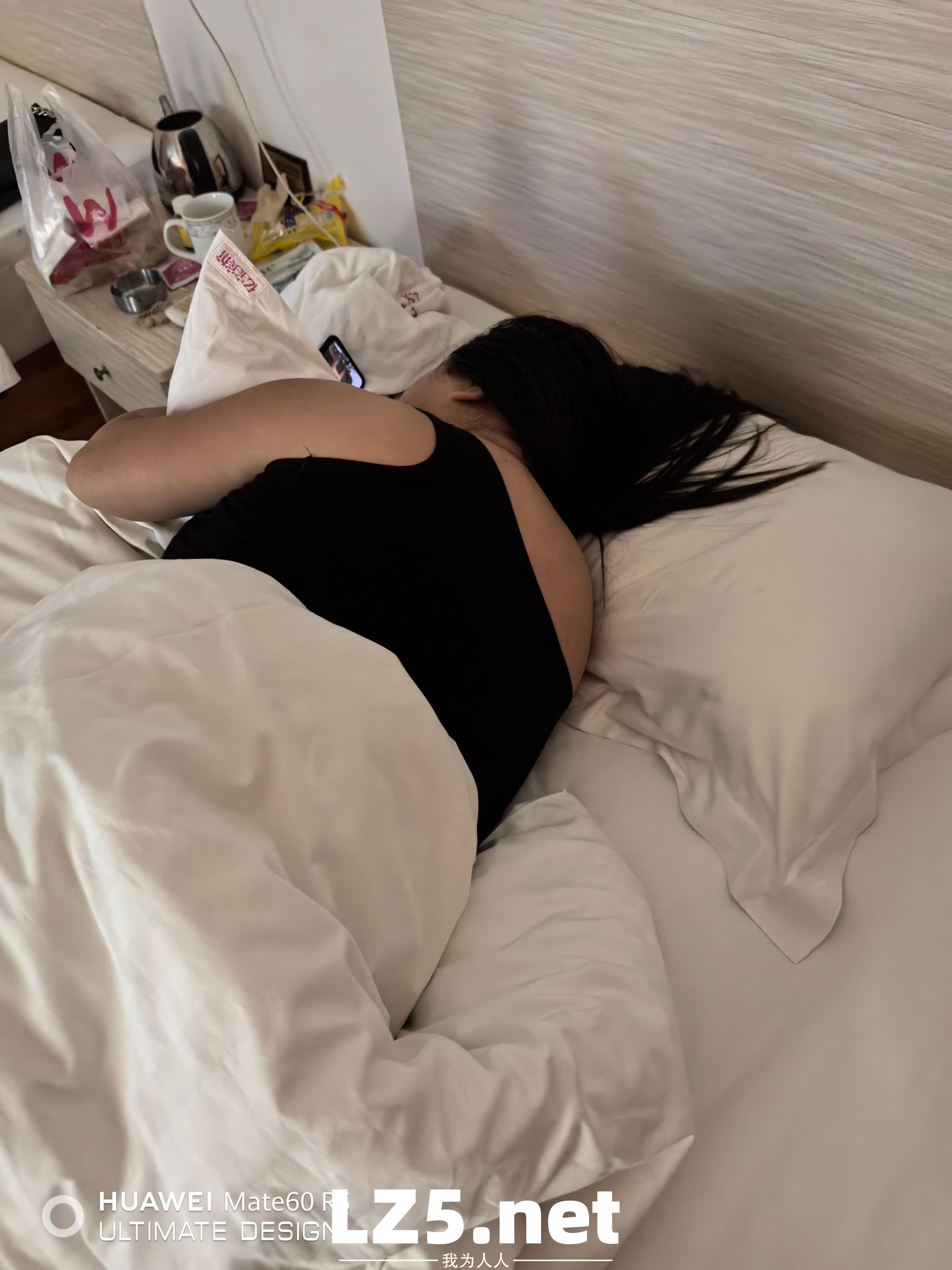 [原创]粉丝邮箱投稿约会坦克巨乳母狗1024手势认证[19P+3V]