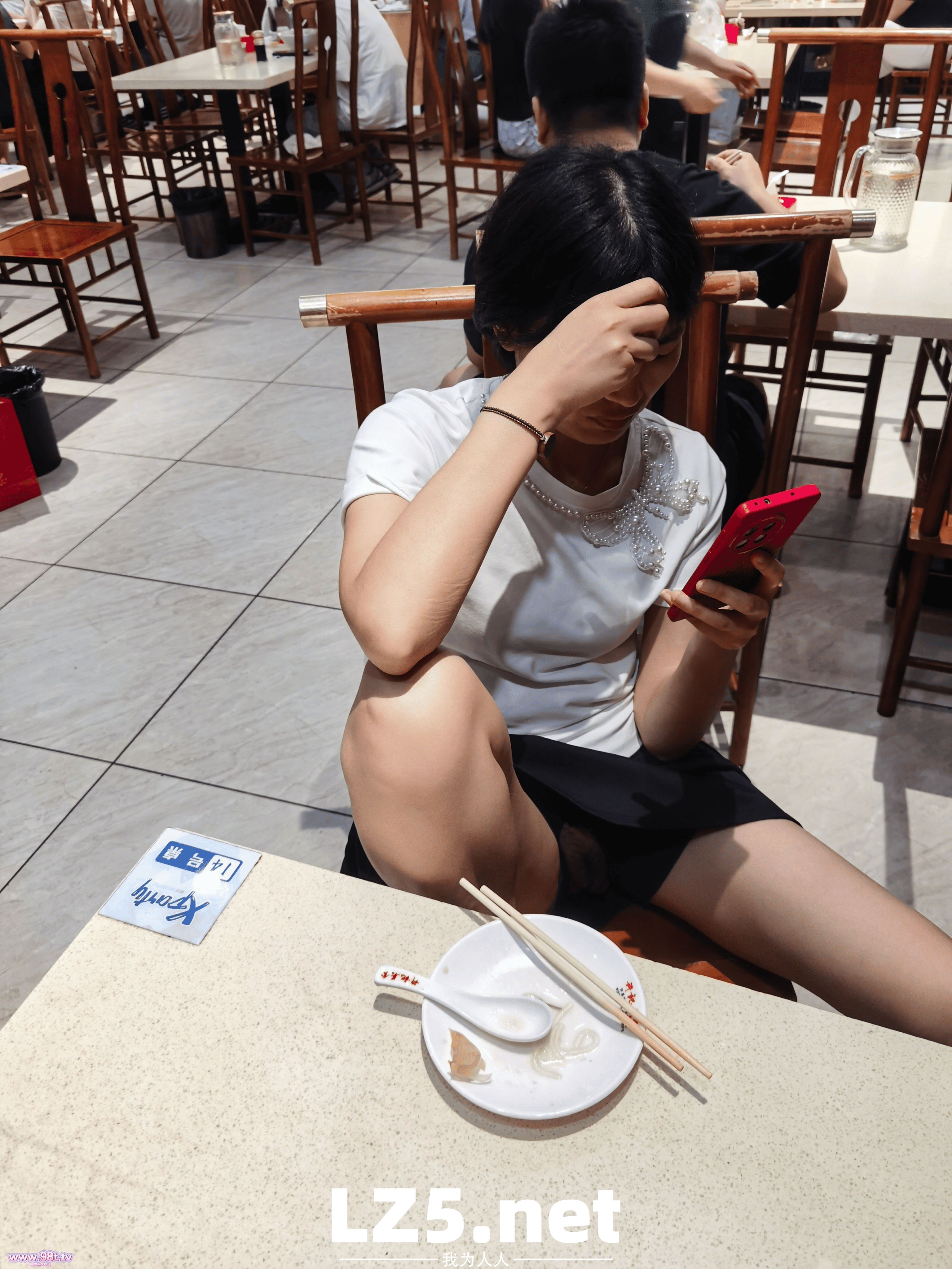 露脸人妻餐厅大胆露出外拍16 【20P】