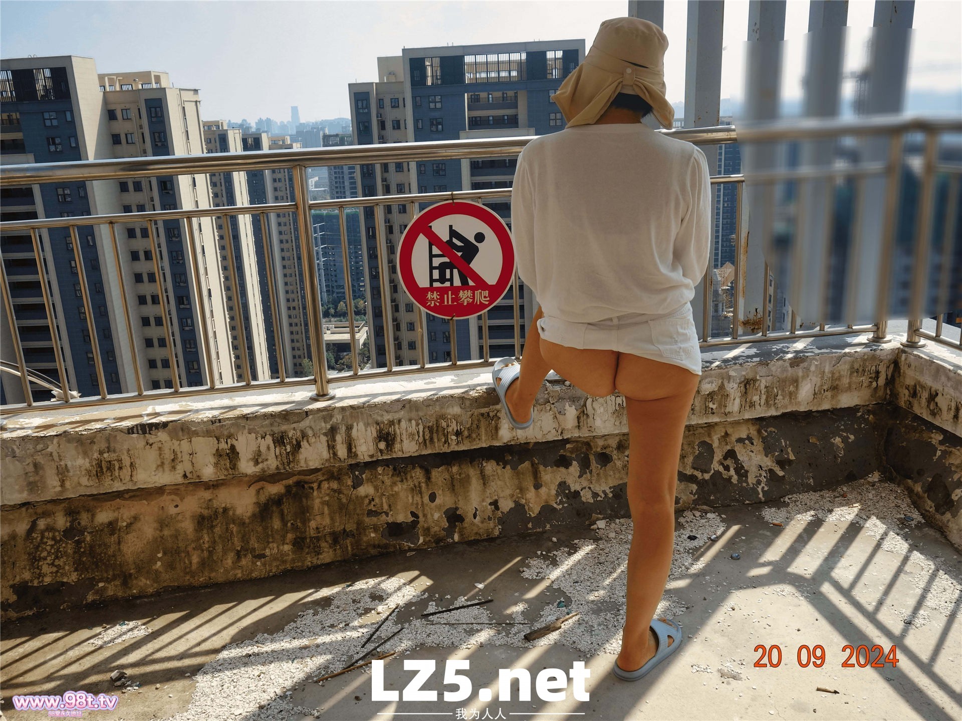 良家楼顶露出晒衣服，专门给对面楼看【60p】