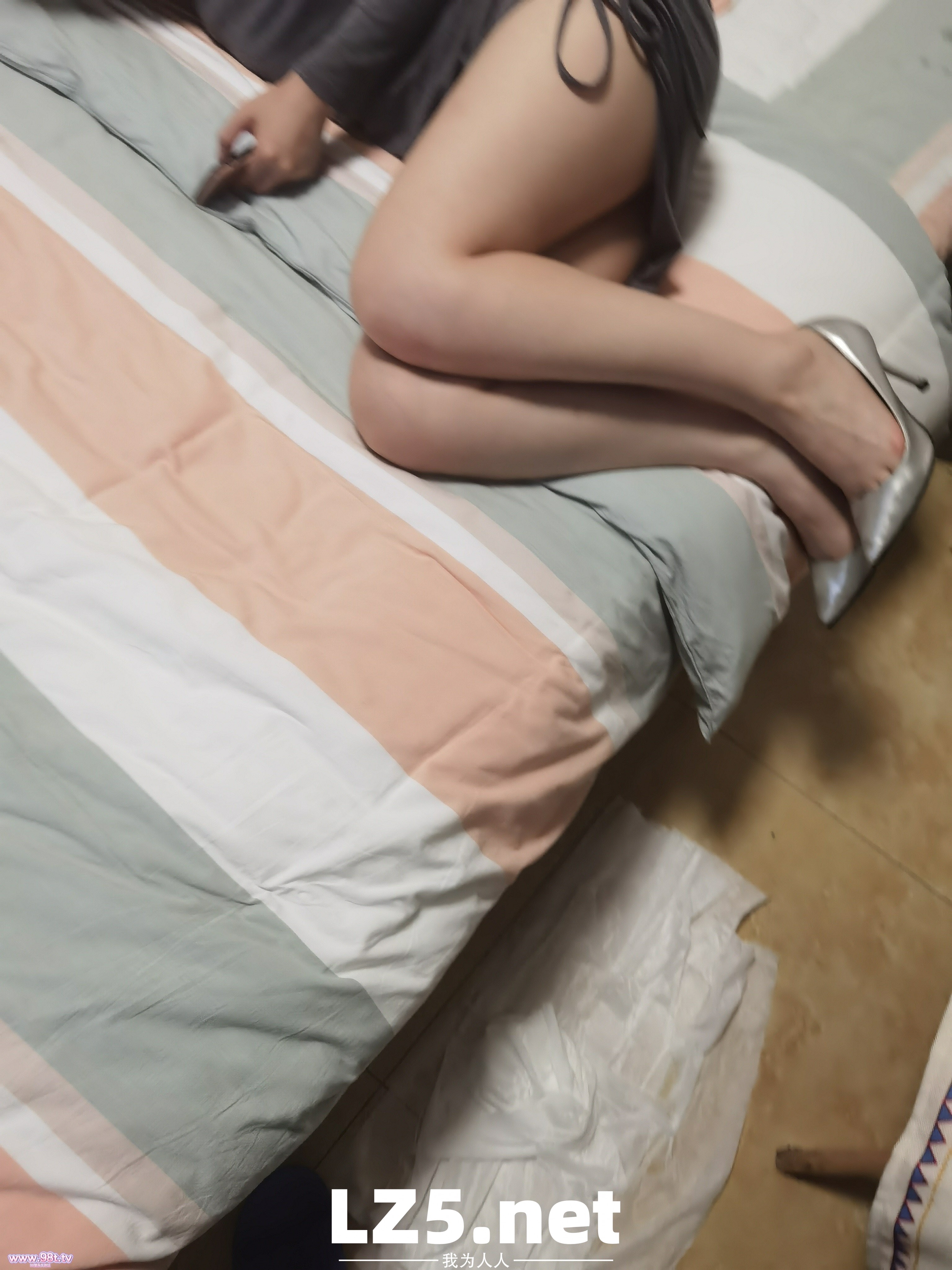 这些年嫖的很不错的两个黑丝少妇给大家看一下 美腿无敌 奶子舒服【62P】