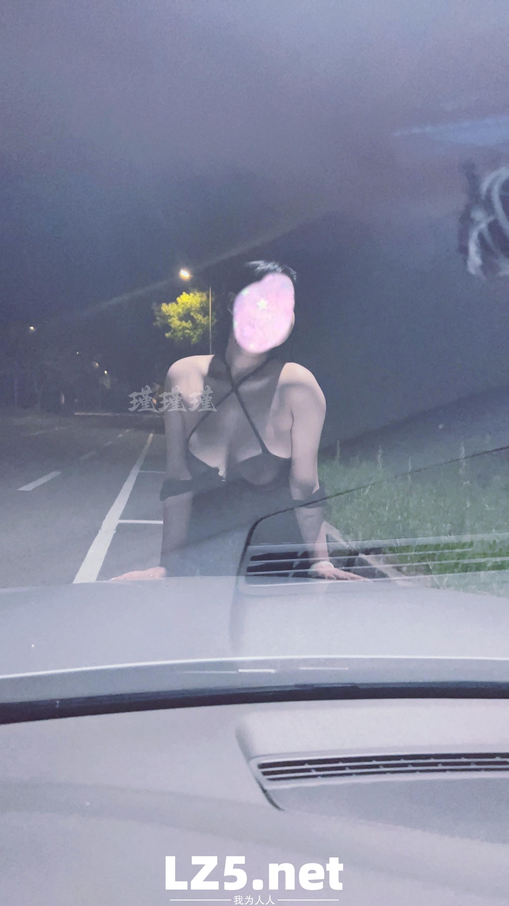 [原创]近期携手巨乳娇妻“全裸”大尺度露出（合集） 公路 公交站 房车营地 天桥 附带下次巨乳单女照片  [94P]