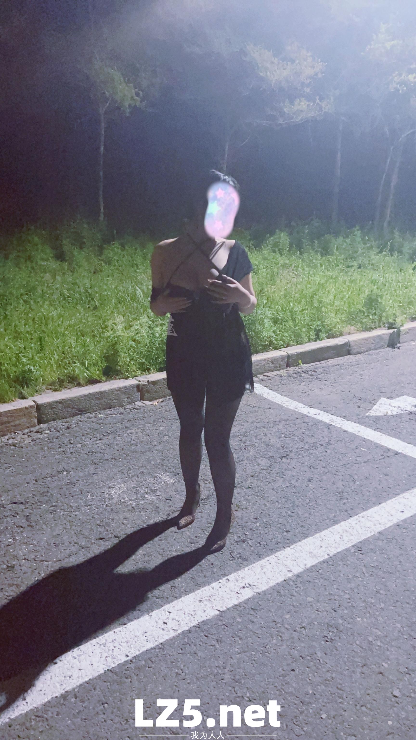[原创]近期携手巨乳娇妻“全裸”大尺度露出（合集） 公路 公交站 房车营地 天桥 附带下次巨乳单女照片  [94P]