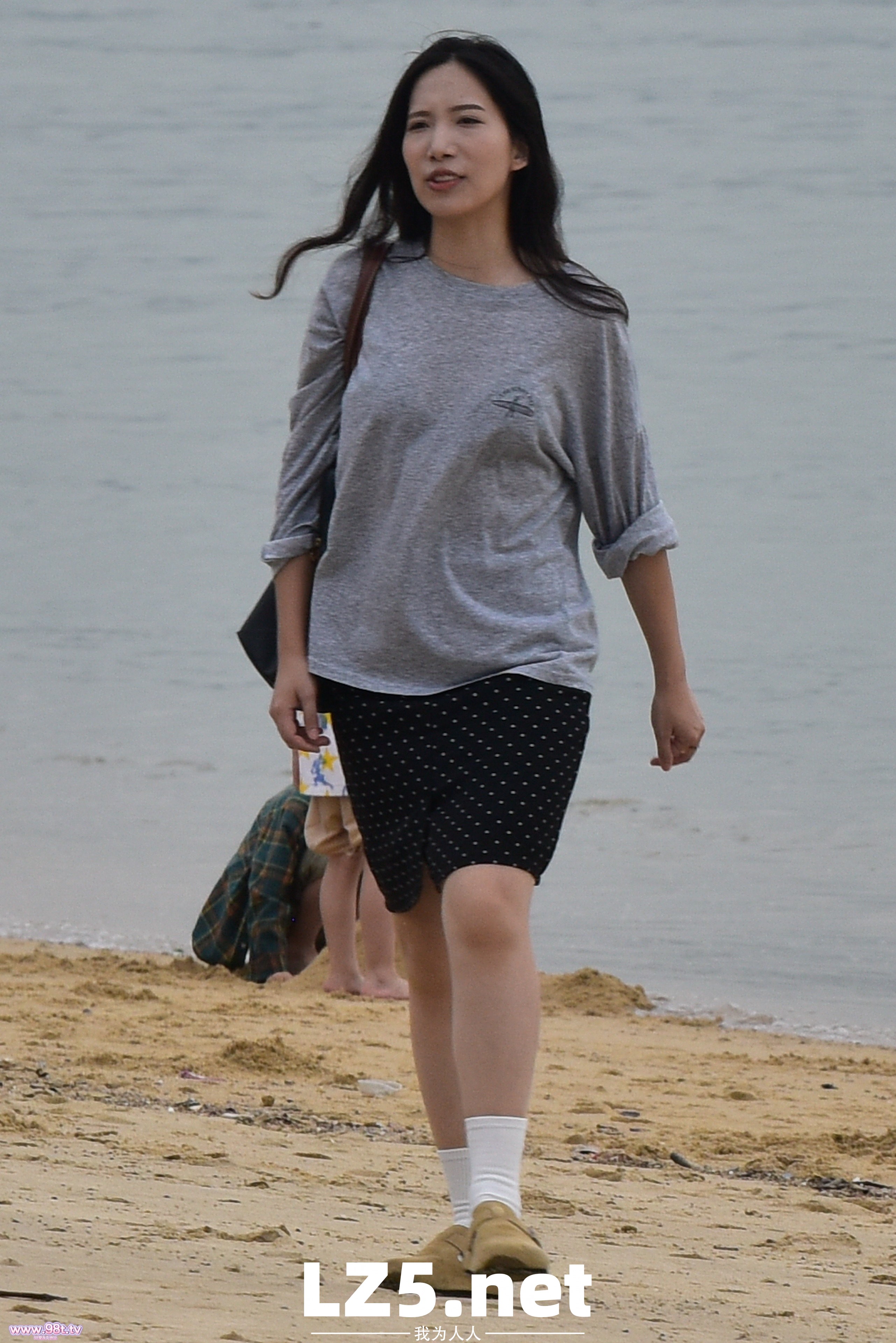 滨海丝袜街拍，拍到小姐姐穿袜子全过程了！【83P+手势验证】