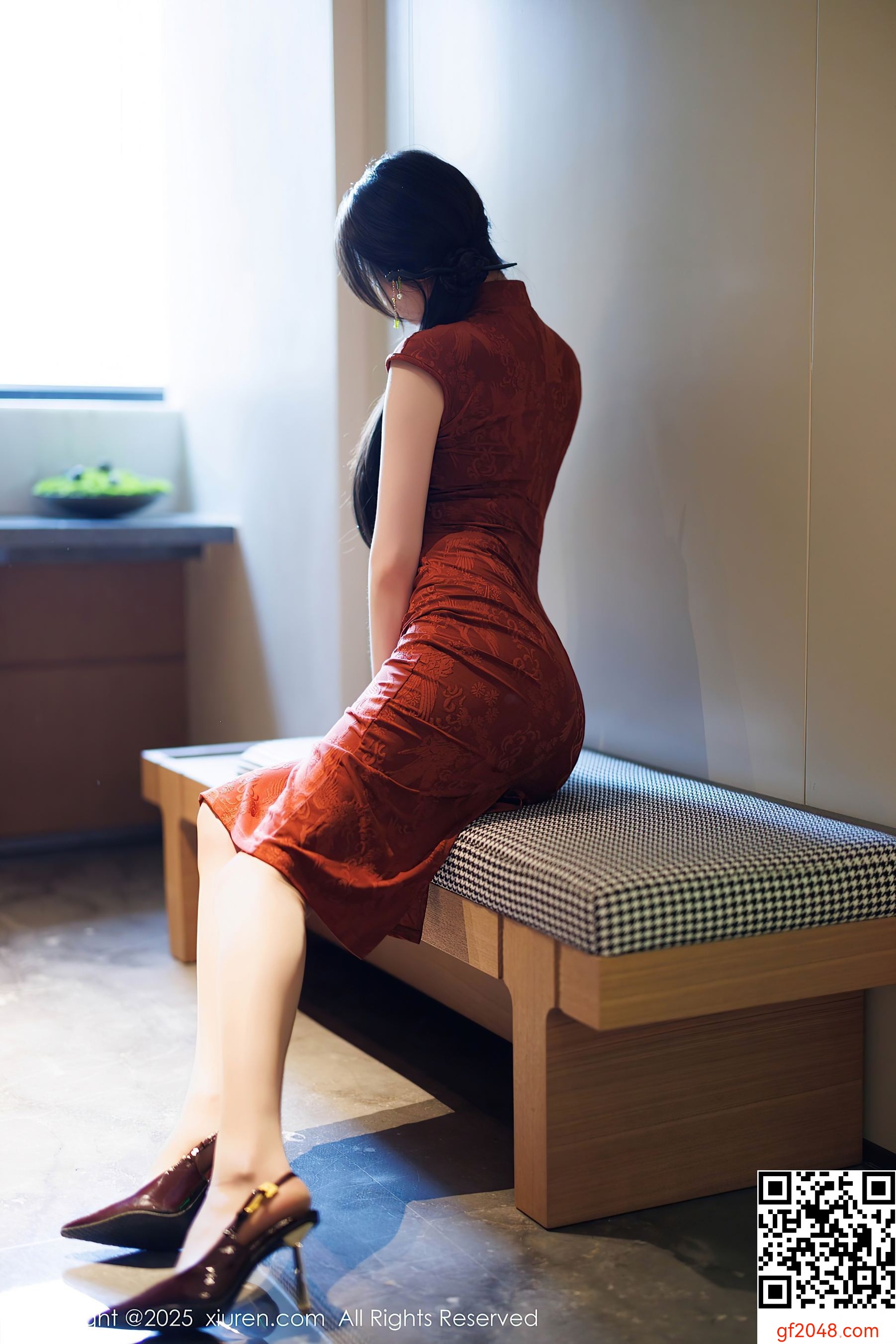 [XiuRen秀人网] No.9812 梦心玥 旗袍美腿