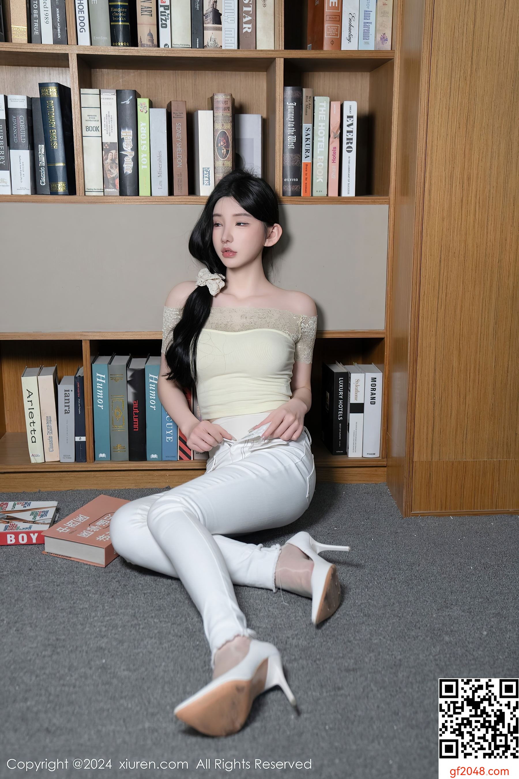 [XiuRen秀人网] No.8633 周于希Sally 图书馆美臀