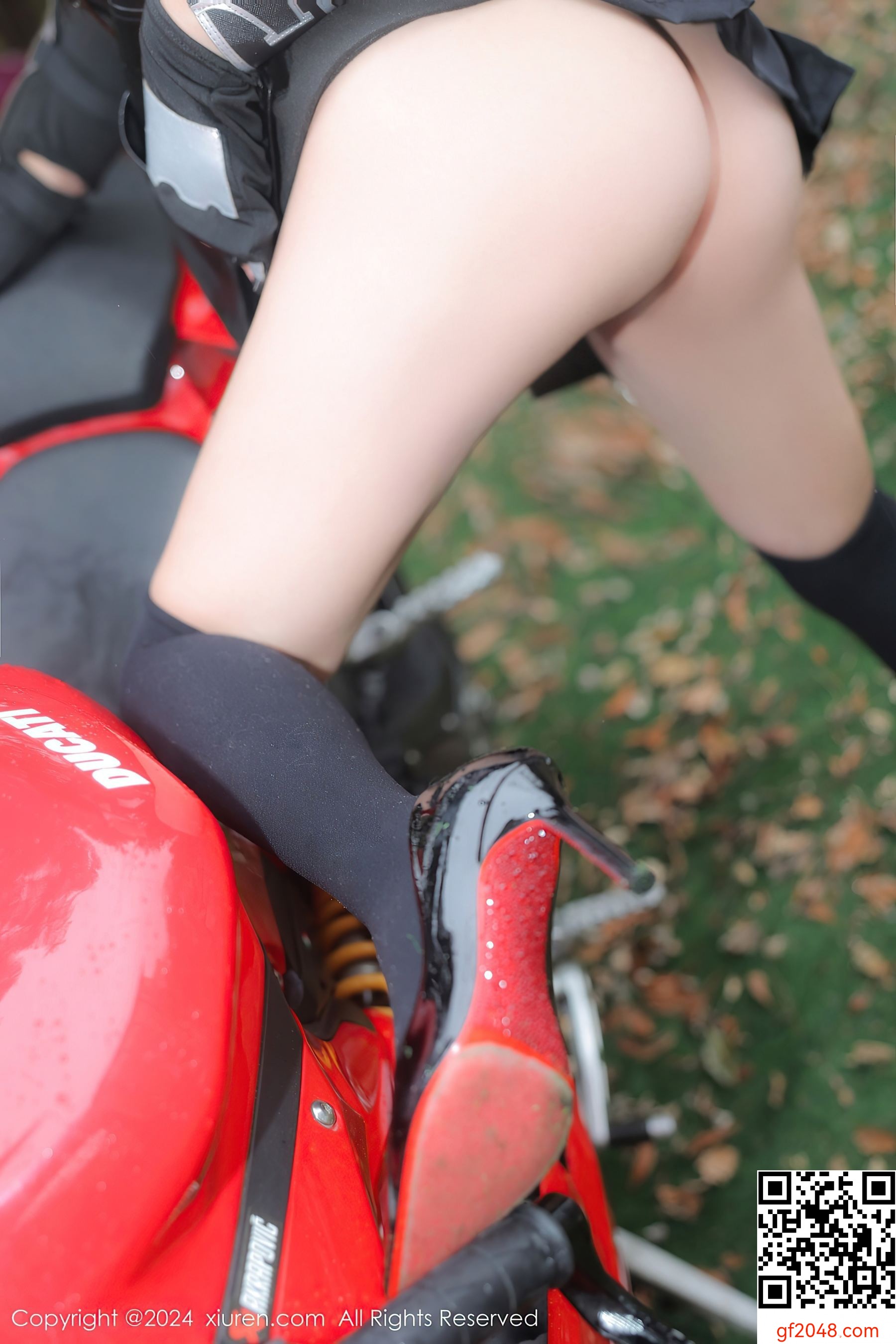 [XiuRen秀人网] No.7969 小薯条nienie 摩托车美腿