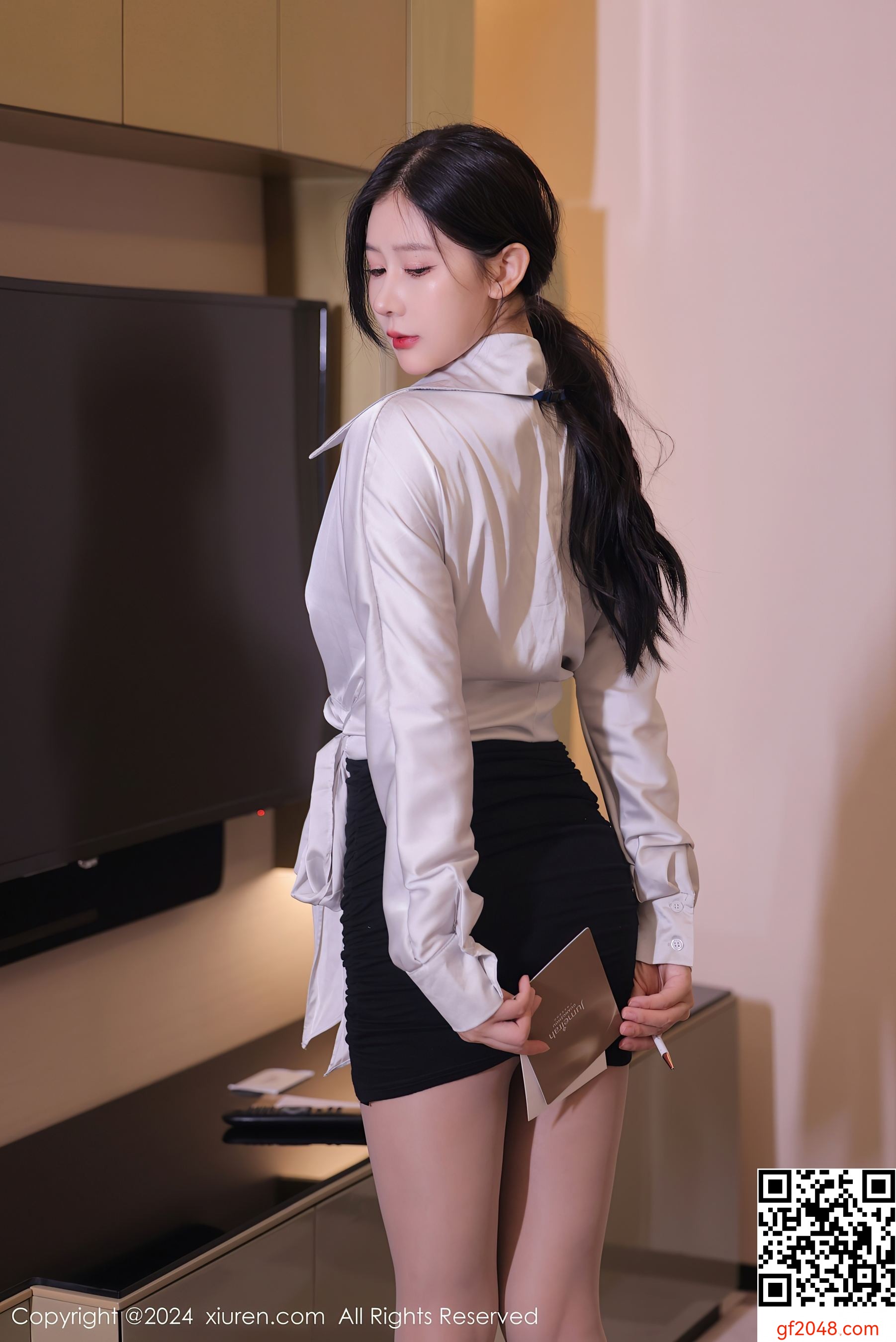 [XiuRen秀人网] No.7926 尹甜甜 短裙美腿