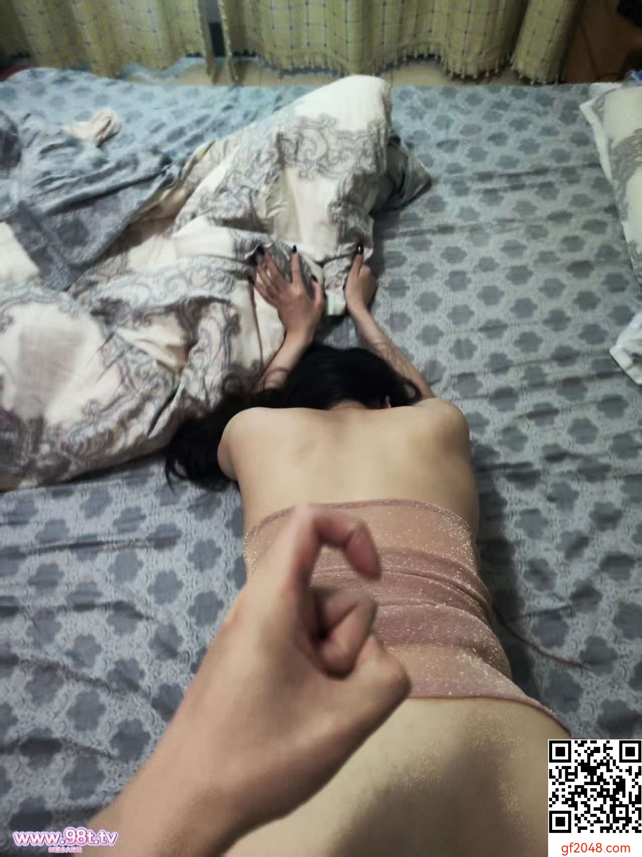 【绿帽王八贡献母狗骚妻】——新年祝福套装及炮友的定制情趣（17P+手势认证）