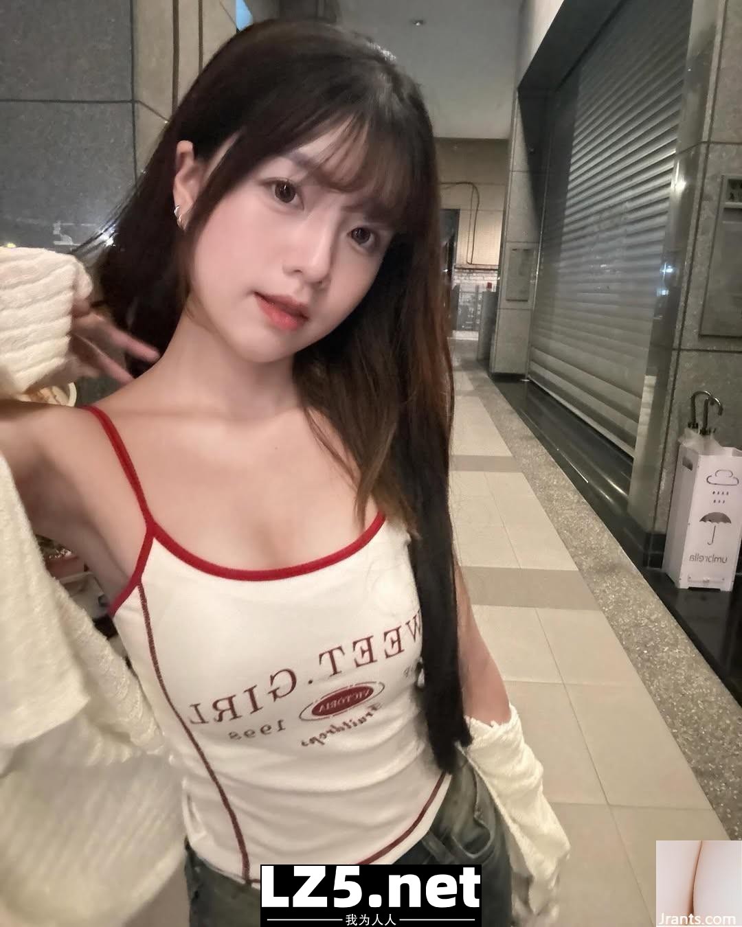 「汝汝」渾圓美乳整個炸出啊！超有渲染力 (10P)