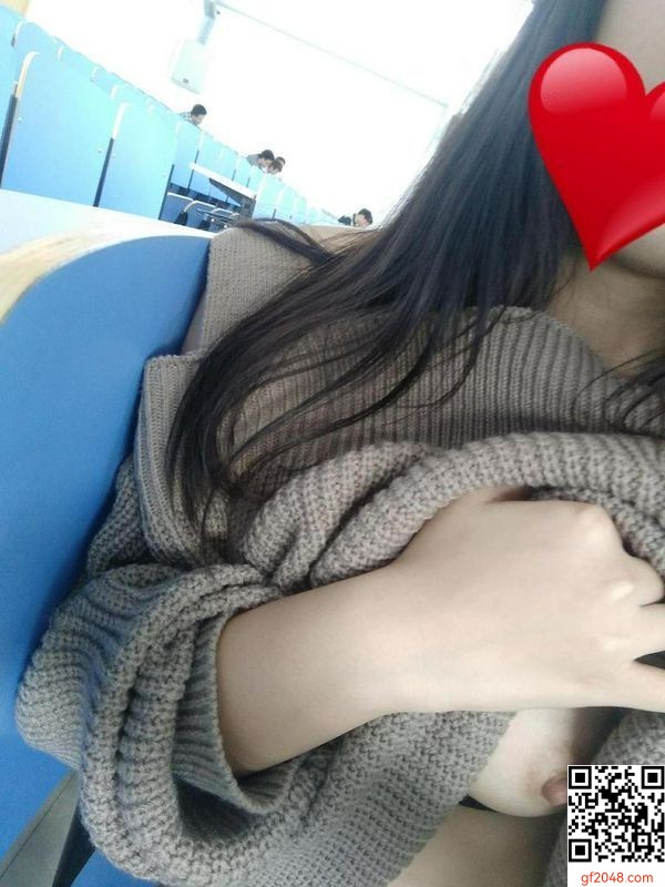 大膽女友在捷運地下街角落露乳 好嫩唷